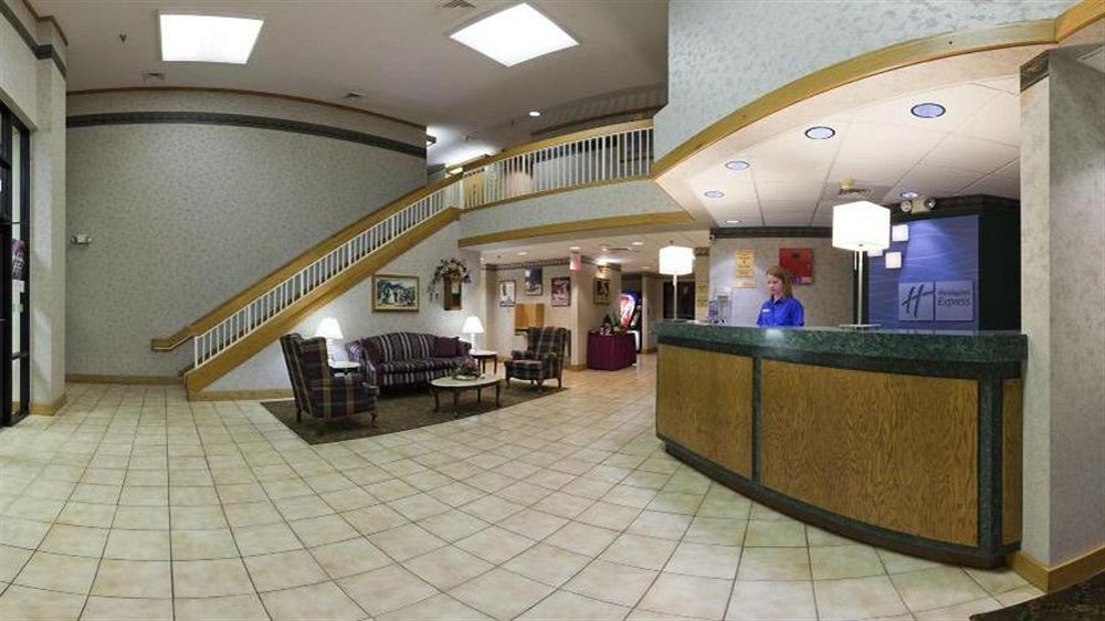 Holiday Inn Express Marshfield - Springfield Area By Ihg Exterior photo